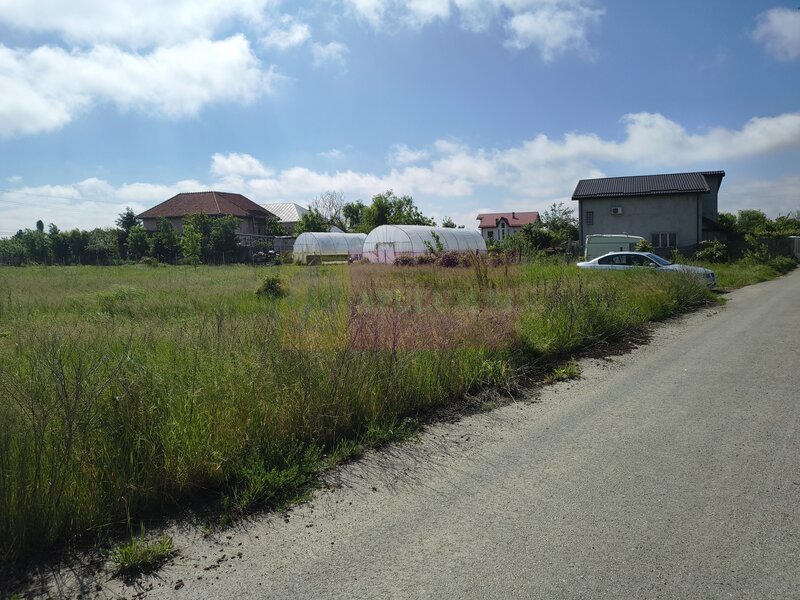 Teren usor accesibil pentru casa la asfalt cu utilitati